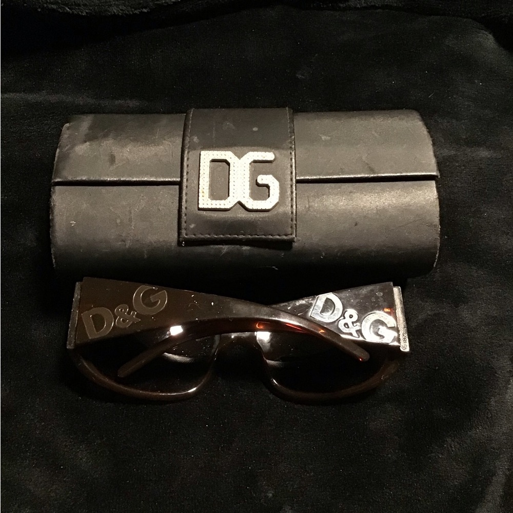 These are beautiful D&G sunglasses